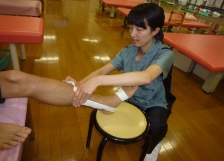 足関節テーピング治療